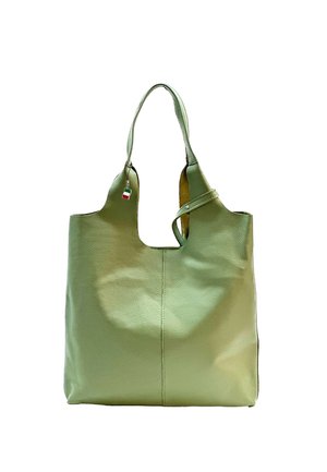 Zachte lichtgroene leren shopper met twee handvatten en een klein rechthoekig label in de kleuren van de Italiaanse vlag, hangend aan één handvat.
