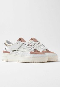 Hvide sneakers med overdel i læder og ruskind, med pink accenter, rund tå og en struktureret gummisål. Metalliske detaljer er til stede.