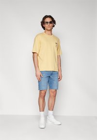 Wrangler TEXAS - Shorts vaqueros - guardian