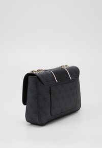 Černá texturovaná kabelka s pevnou strukturou, opatřená klopovým uzávěrem, zlatými řetízkovými detaily a jemným vzorem loga.