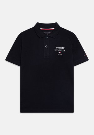 Polo shirt nera in cotone con colletto, dotata di una pattina con bottoni e logo ricamato bianco "TOMMY HILFIGER" sul petto. Maniche corte.