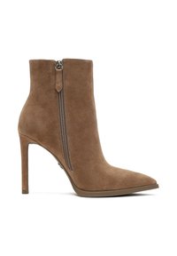 Bottine en suede marron avec un bout pointu, un talon haut et un détail de zip sur le côté. Texture lisse avec un design minimaliste.