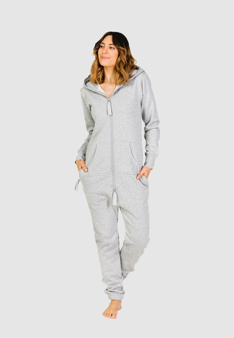 Grau zip-up Overall aus weichem Strickstoff mit Kapuze, Fronttaschen und elastischen Bündchen an Handgelenken und Knöcheln.
