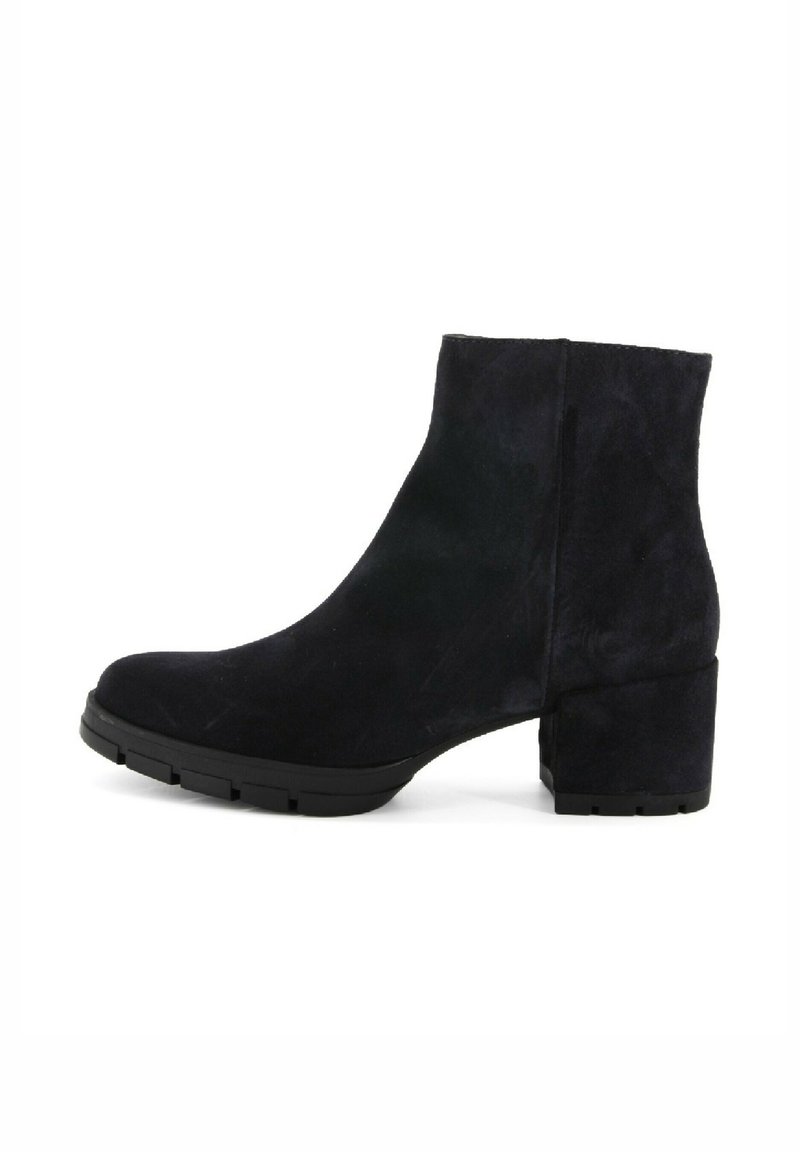 Stivali ankle in suede nera con tacco a blocco, caratterizzati da una superficie liscia e un design semplice e snello per un uso versatile.