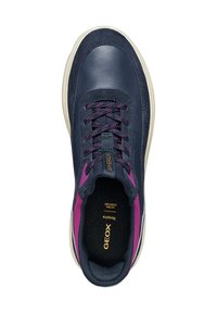 Marineblaue Leder-Sneaker mit lila Akzenten, strukturierten Schnürsenkeln, gepolstertem Kragen und atmungsaktivem Innenbereich. Mit einer beigen Sohle und GeoX-Branding.