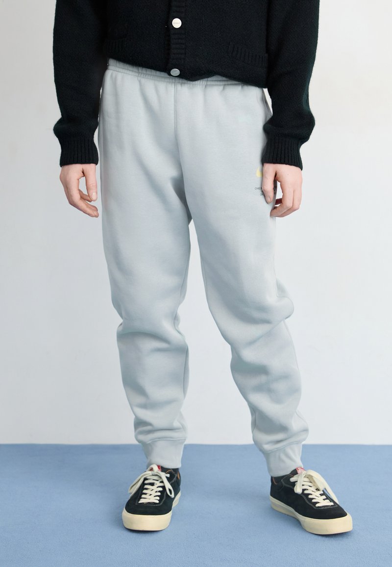 Nike Sportswear JOGGER - Treniņtērpa apakšdaļas - light pumice