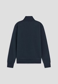 Felpa blu navy con colletto alto, polsini e orlo a costine. Tessuto liscio, colore solido, senza motivi visibili o dettagli in metallo.