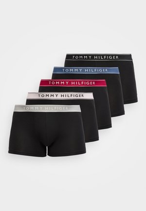 Viis musta bokseritükki, millel on igaühel erinevat värvi vöö, millel valge tekstiga "Tommy Hilfiger".