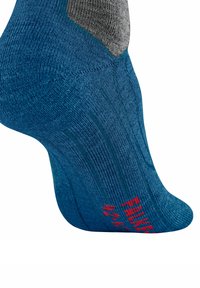 Calza blu con motivo texturizzato e accento grigio in cima. Presenta lettering rosso e design a costine sul corpo per una vestibilità migliore.