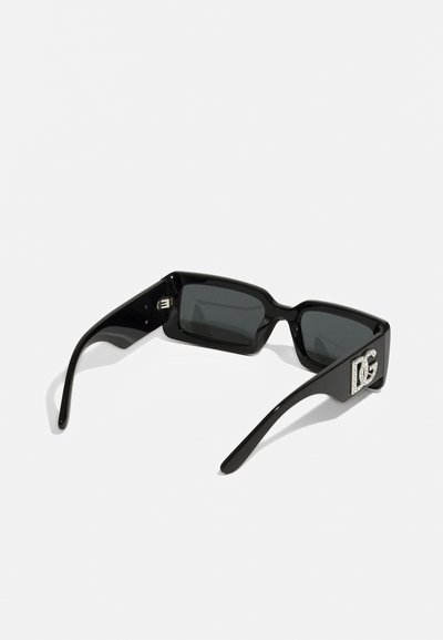 Ochelari de soare negri cu formă rectangulară, lentile întunecate, cadru din plastic lucios și accent de logo argintiu pe templu. Textură netedă, design minimalist.