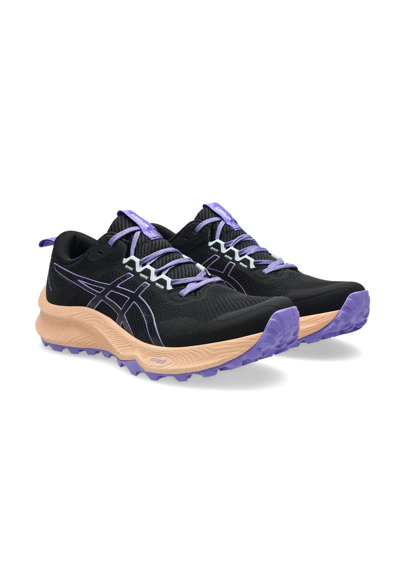 Chaussures de sport noires avec accents violets, tige en mesh, semelle épaisse en caoutchouc et grip texturé pour la traction. Dotées d'une semelle intermédiaire rembourrée.