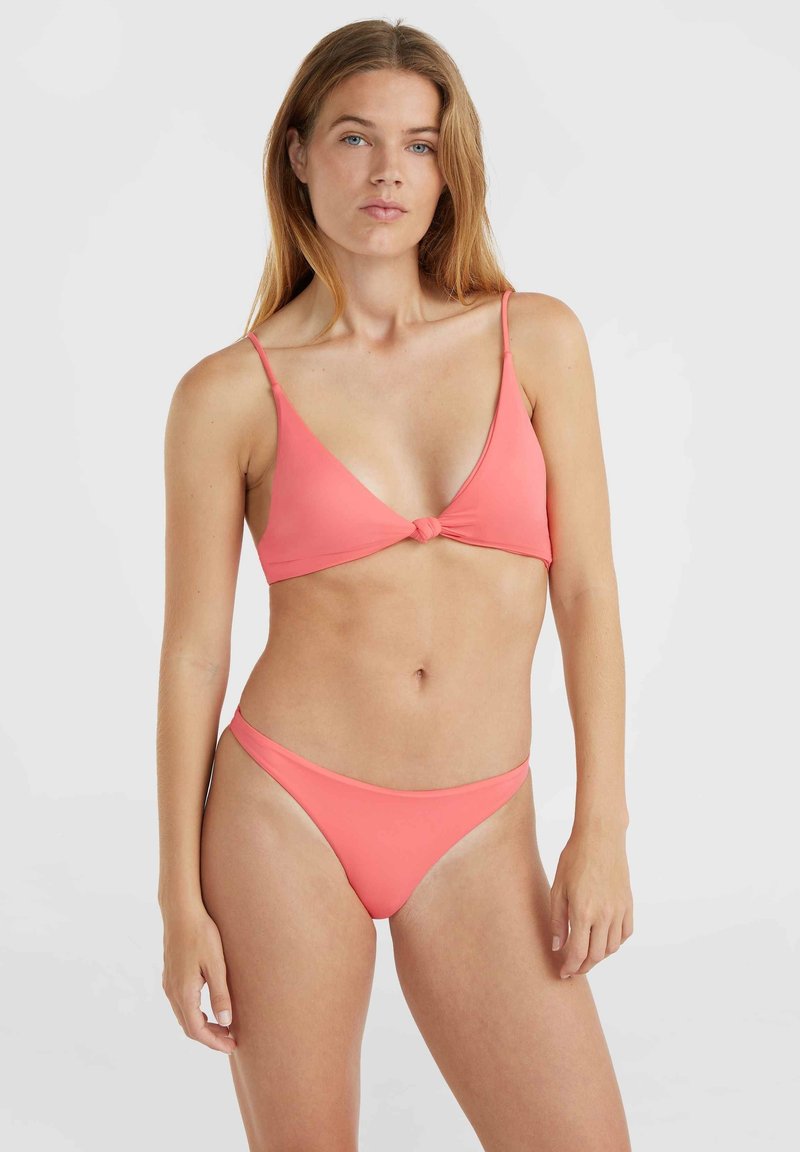 Korallrosa bikini-set med ett triangulärt topp som har en frontknutdetalj och tunna band; matchande lågt skurna underdel med minimal täckning.