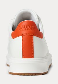 Hvit sneaker med oransje lærhæl og stripe. Har logo preget på tabben, teksturert såle og slank design.