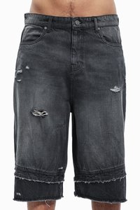 Sorte denim cargo shorts med slidte detaljer, frynset kant og en afslappet pasform. Har bæltestropper og en frontknaplukning.