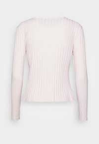 Långärmad, figurnära topp i ljusrosa ribbad tyg. Har en subtil scalloped halsringning och avsmalnande fålldesign. Mjuk textur.