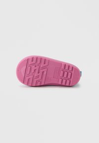 Semelle de chaussure en caoutchouc rose avec un motif texturé, présentant des rainures et une forme arrondie. Marquée avec les tailles : EUR 20 et UK 5.