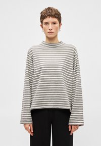 Blusa de mangas longas cinza e branca com riscas, de gola alta e corte descontraído. Tecido suave, com mangas largas e barra reta.