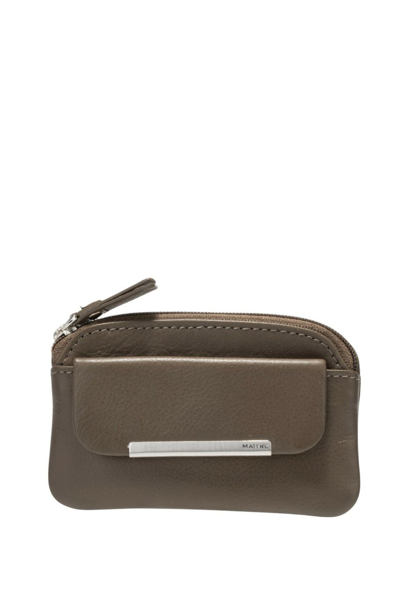 Portafoglio in pelle marrone con un accent metallico argentato, dotato di una cerniera superiore e di una tasca frontale con pattina, texture liscia, design compatto.