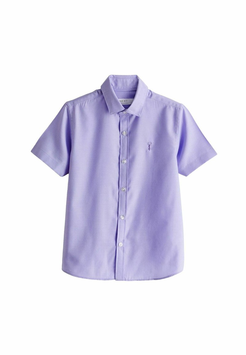 Chemise à manches courtes boutonnée en violet clair avec un col et un petit logo brodé sur la poitrine gauche.