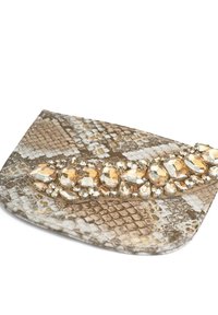 Skorzany kopertówka w wzór węża, z metaliczną ozdobą z przezroczystych i bursztynowych kamieni na przedniej stronie.