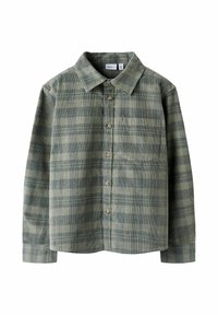 Grønn rutete flanellskjorte med knappekrage, lange ermer og brystlomme; har et teksturert stoff og et fremtredende rutemønster.