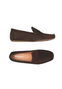 Brązowe zamszowe loafersy z haftowanym wzorem, płaską podeszwą i dekoracyjnym paskiem. Zawierają skórzaną wkładkę z oznaczeniem marki "BORGIO."