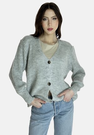 Grauer Strickcardigan mit V-Ausschnitt, verfügt über einen Knopfverschluss und gerippte Bündchen. Wird über einem hellen Oberteil getragen und mit blauen Jeans kombiniert.