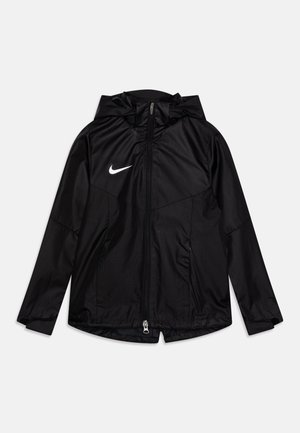 Schwarze Nike-Jacke mit Reißverschluss vorne, Kapuze und zwei Seitentaschen. Hergestellt aus glattem, leichtem Material, mit einem weißen Nike-Logo auf der Brust.