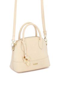 Borsa beige in pelle texturizzata con parte superiore arrotondata, doppio manico e tracolla regolabile. Presenta dettagli in metallo color oro e un ciondolo a forma di farfalla.