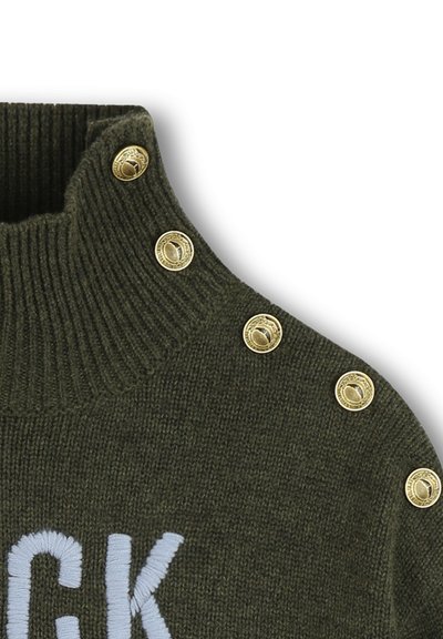 Maglione lavorato a maglia verde oliva con colletto alto, caratterizzato da bottoni dorati sulle spalle e testo ricamato blu chiaro.