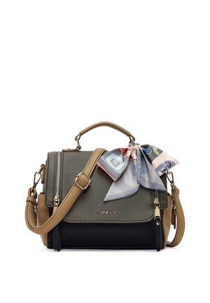 Gestructureerde handtas met groene, zwarte en beige panelen, bovenhandvat, afneembare schouderriem, ritssluiting aan de voorkant en een kleurrijke sjaal met patroon vastgeknoopt aan het handvat.