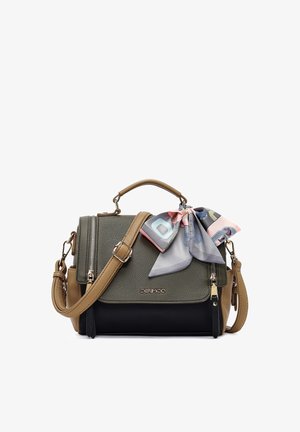 Gestructureerde handtas met groene, zwarte en beige panelen, bovenhandvat, afneembare schouderriem, ritssluiting aan de voorkant en een kleurrijke sjaal met patroon vastgeknoopt aan het handvat.