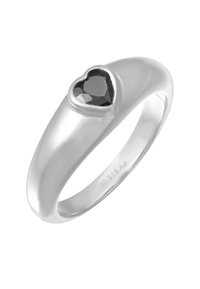 Sølvring med en glat skæbne og en facetteret sort hjerteformet sten sat ovenpå. Mærket med "925 Ag" indeni skæbnen.