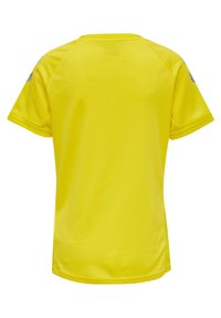 Gul kortärmad sporttröja med en slät textur. Har raglanärmar och en avslappnad passform, lämplig för atletiska aktiviteter.