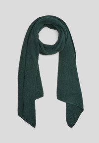 Écharpe tricotée vert foncé pliée en boucle avec deux longs pans pendants sur un fond clair uni.