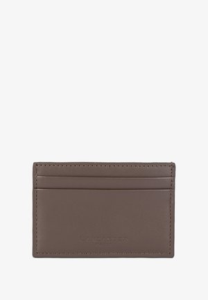 Bruine leren kaarthouder met vier vakken, een gladde textuur en het reliëf "LANCASTER PARIS" logo op de voorkant.