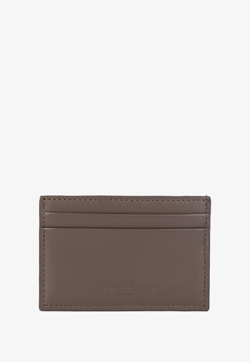 Porte-cartes en cuir marron avec quatre fentes, texture lisse et logo "LANCASTER PARIS" en relief à l'avant.