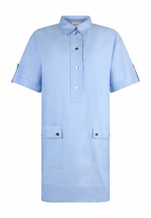 Világoskék rövid ujjú pólóruha gombos elülső pánttal, két gombos elülső zsebbel és kockás belső gallérbéléssel.