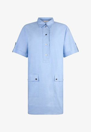 Robe polo bleu clair à manches courtes avec patte de boutonnage à l'avant, deux poches à rabat avec boutons sur le devant, et doublure intérieure du col à carreaux.