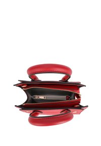 Borsa a tracolla rossa in pelle con superficie texturizzata, doppio manico e accessori in oro. L'interno presenta una tasca con zip su una fodera grigia.