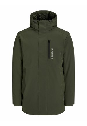 Veste olive en vert avec un col haut, fermeture éclair intégrale et poche poitrine zippée. Présente une finition lisse et mate ainsi que des détails de design minimalistes.