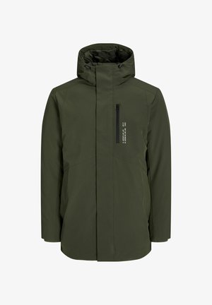 Olijfgroene jas met een hoge kraag, volledige ritssluiting en een ritszak op de borst. Beschikt over een gladde, matte afwerking en minimalistische ontwerpdetails.