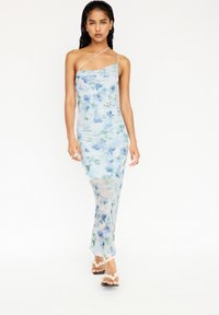 Maxikleid aus durchscheinendem Stoff mit einem hellblauen und floralen Muster. Es verfügt über ein einseitiges Design mit einem dünnen Träger und einer figurbetonten Silhouette.