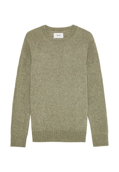 Maglione lavorato a maglia verde oliva con scollo rotondo classico, orlo e polsini a coste, caratterizzato da una finitura testurizzata e leggermente pelosa.