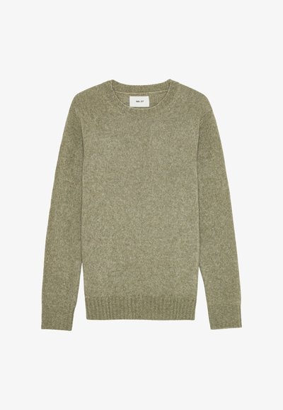 Maglione lavorato a maglia verde oliva con scollo rotondo classico, orlo e polsini a coste, caratterizzato da una finitura testurizzata e leggermente pelosa.