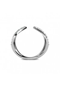 Anello aperto in argento con una fascia liscia e un design curvo, arricchito da piccoli accenti scintillanti lungo il bordo superiore. Finitura lucida e forma moderna.