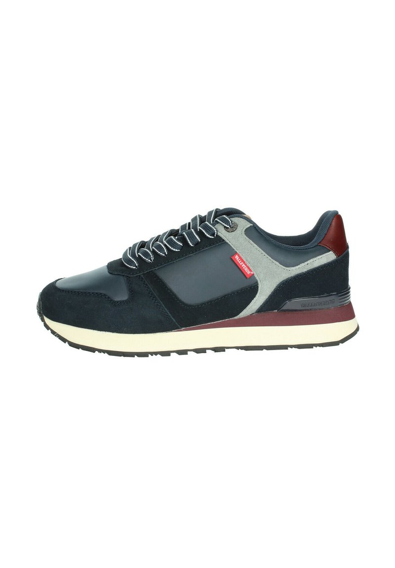 Sneakers con una toma in pelle e suede blu navy, dettagli in tessuto grigio, suola intermedia bianca e tallone borgogna. Presentano lacci a pattern e dettagli con logo.