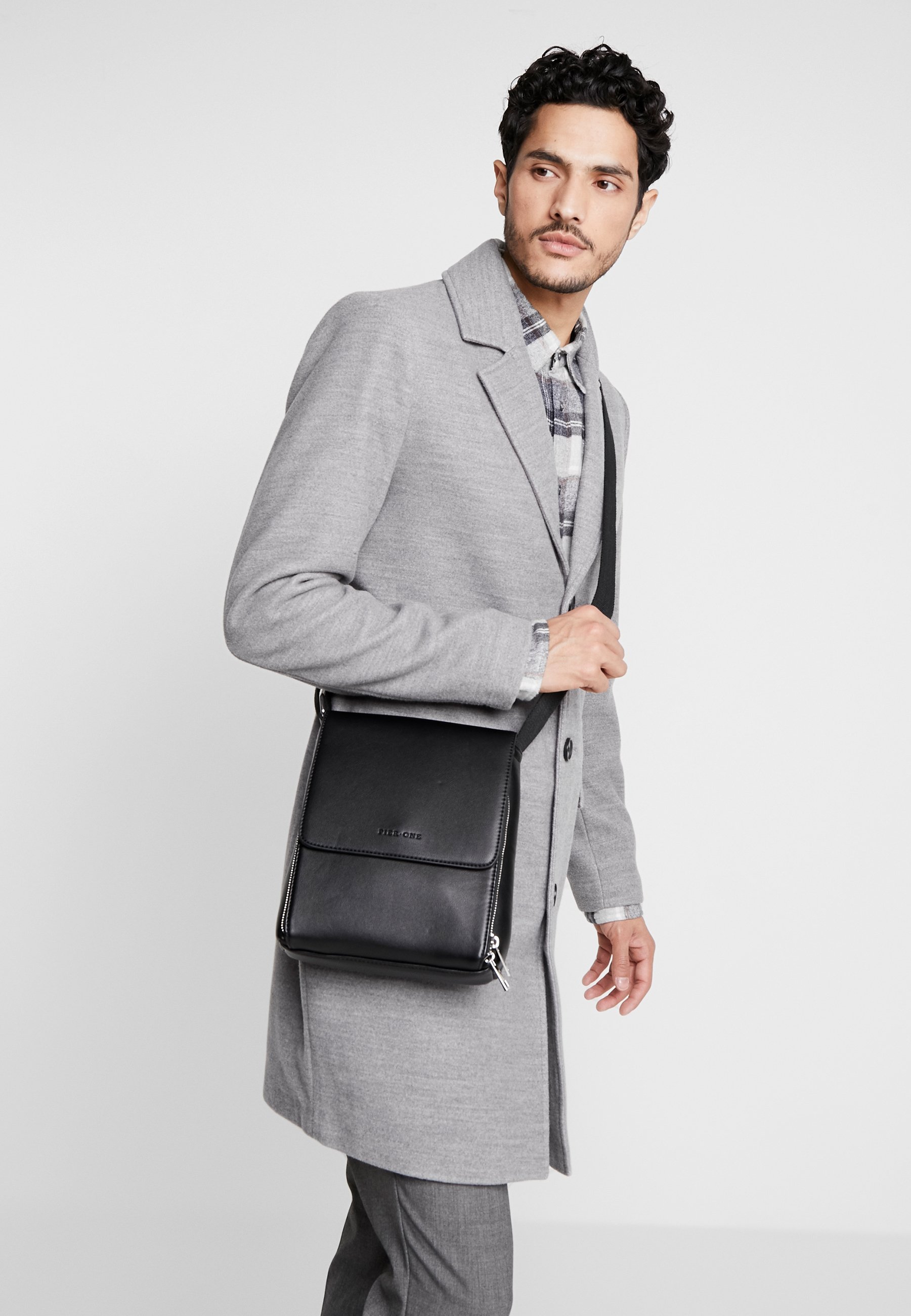 Pier One Bandolera - black/negro - Zalando.es