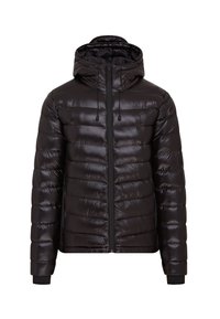 Črna puffer jakna s kapuco, z sijočo teksturo, horizontalnim prešitim vzorcem, sprednjim zadrgo in prilagodljivimi vrvicami.