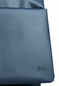 Dunkelblaues Bag mit strukturierter Oberfläche. Besitzt einen glatten Umschlag und ein geprägtes Logo. Das Material wirkt langlebig und flexibel.